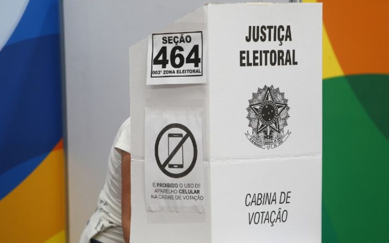 cabine votação urna eleição virada
