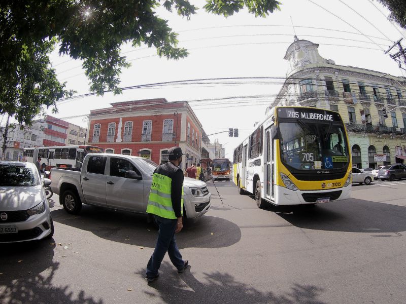 Ônibus circula pelo Centro de Manaus