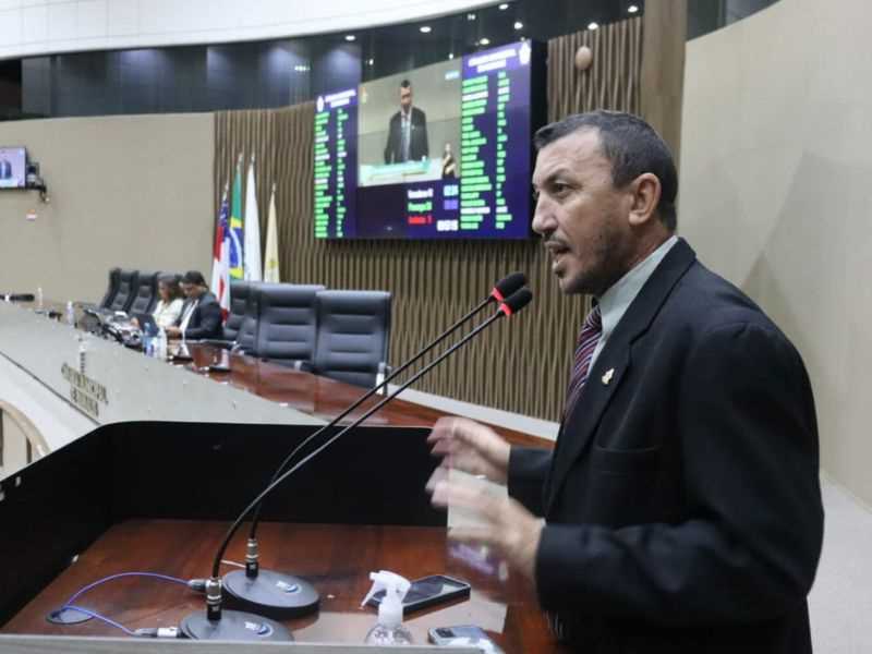 Sassá disse que Mourão terá que comer a boina pois obra não saiu e houve até morte na BR-319 (Foto: Divulgação/CMM)