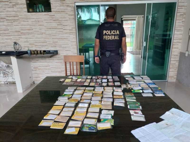 Segundo a PF os investigados usam de ameaças por meio de policiais militares e traficantes para se apossarem dos cartões (Foto: Divulgação/PF)