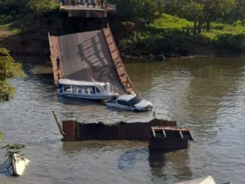 Ponte desaba sobre rio Autaz Mirim, na BR-319