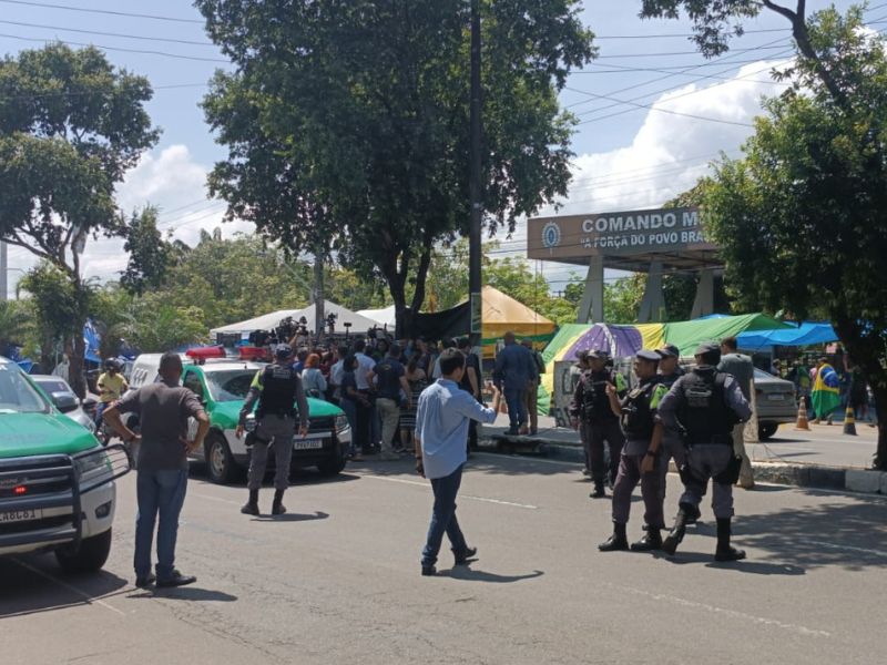 Governo do AM inicia a retira manifestantes em frente ao CMA