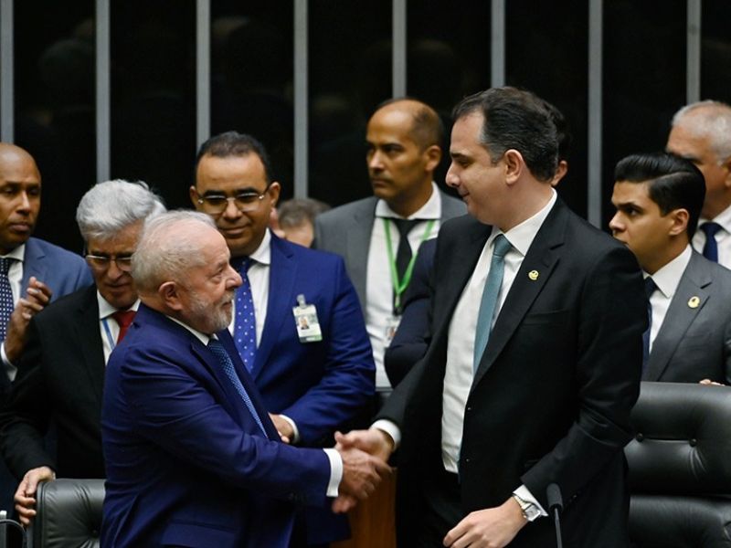 Pacheco, com Lula, na posse do presidente: o Congresso merece respeito porque tem compromisso com as soluções para o país (Foto: Leopoldo Silva/Agência Senado)