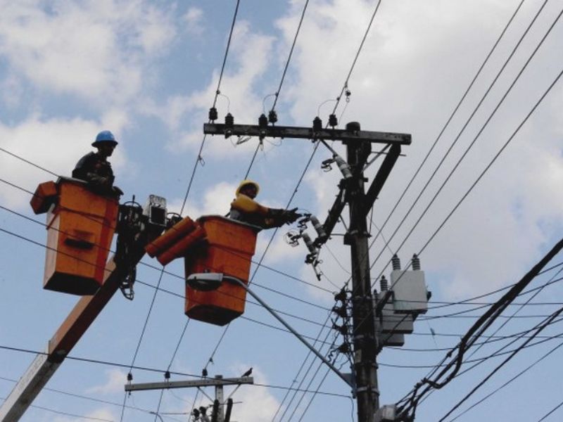 Operários trabalham em linha de distribuição de energia elétrica em Manaus