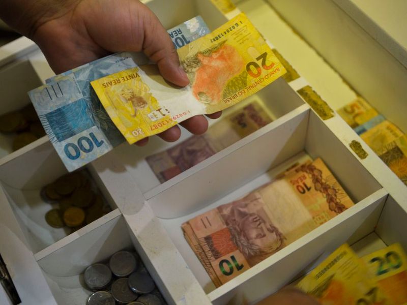 caixa registradora com imagem do real