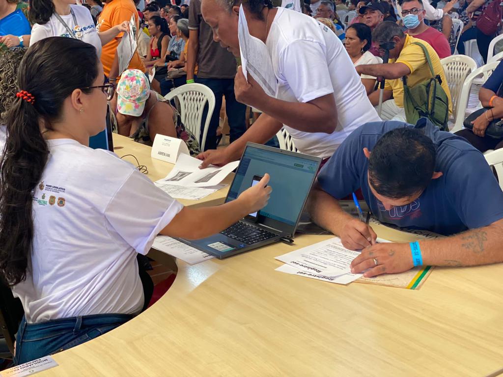 Amazonenses tiram certidão de nascimento em ação do CNJ