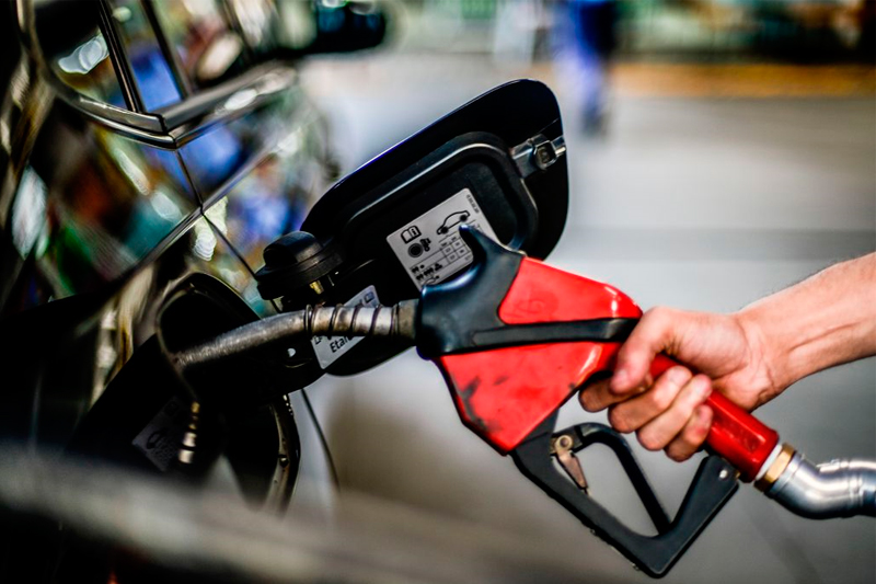 Abastecimento de veículo com gasolina em Manaus
