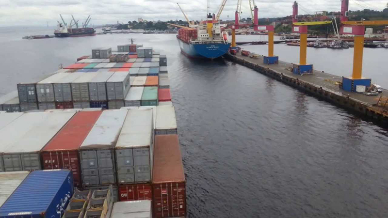 Balsa com contêineres de carga atraca em porto de Manaus