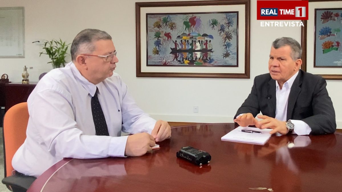 Jornalista Gerson Severo Dantas entrevista o superintendente da Suframa, Bosco Saraiva