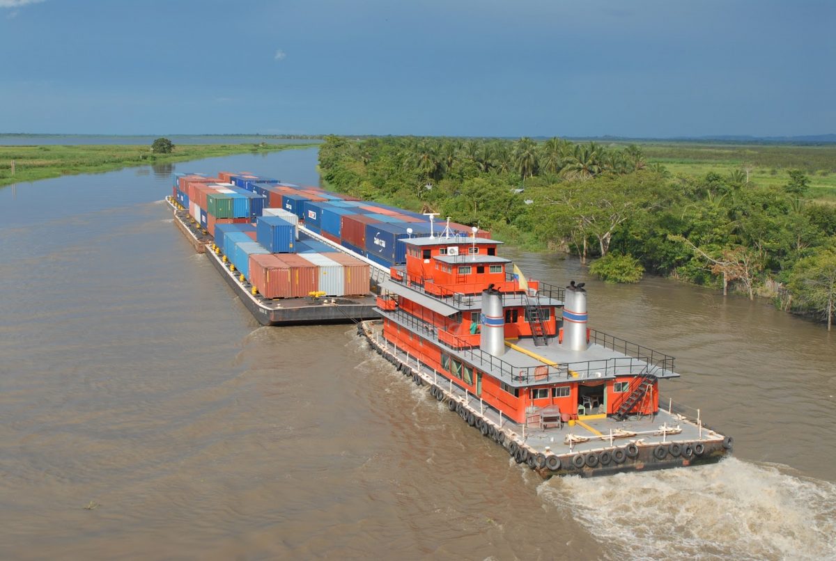 Balsa navega pelos rios da Amazônia