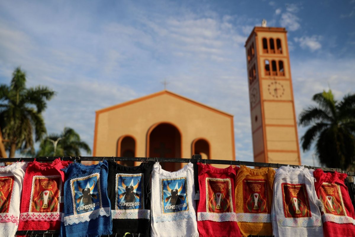 Catedral de Parintins e camisas de Garantido e Caprichoso