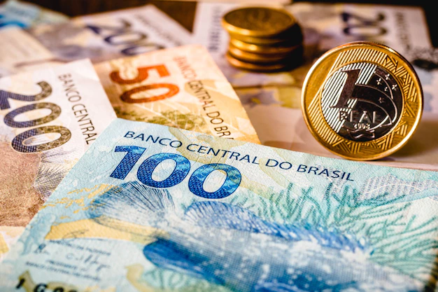 nesta-foto-ilustracao-sendo-mostradas-notas-de-cinquenta-e-duzentos-reais-e-uma-moeda-de-um-real-em-destaque-o-real-e-o-dinheiro-atual-no-brasil_68852-96