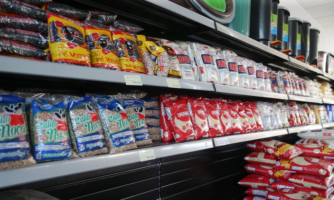 Imagem de arroz nas prateleiras de supermercados
