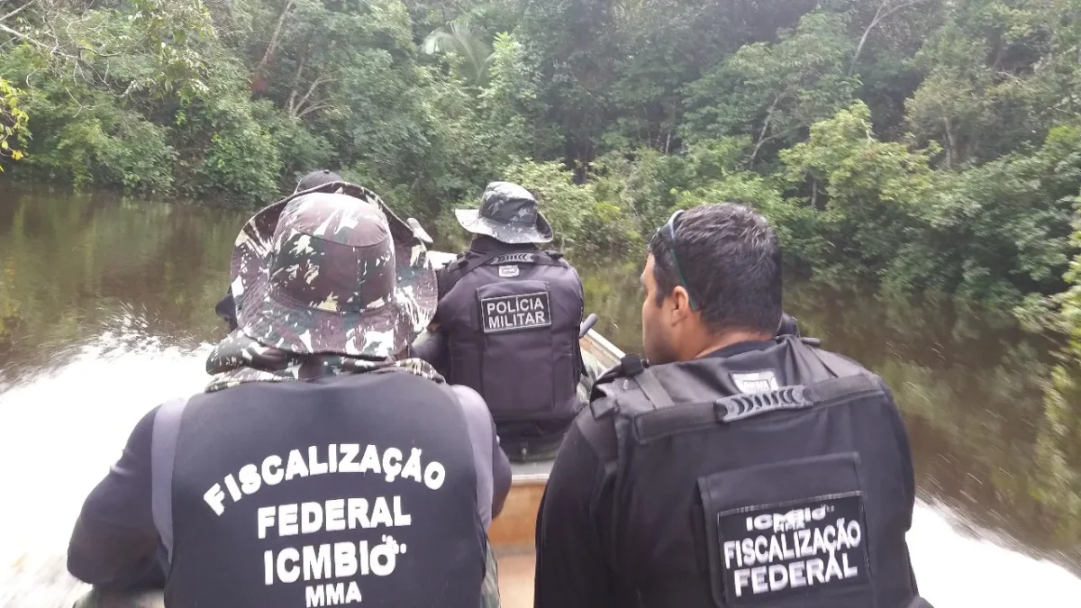 Agentes do ICMBio fiscalizam pesca ilegal no rio Iquiri, em Lábrea