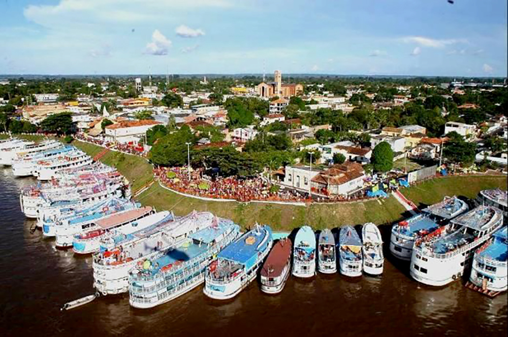 Barcos ancorados na orla de Parintins