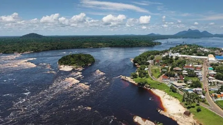Baia do rio Negro em frente de São Gabriel da Cachoeira
