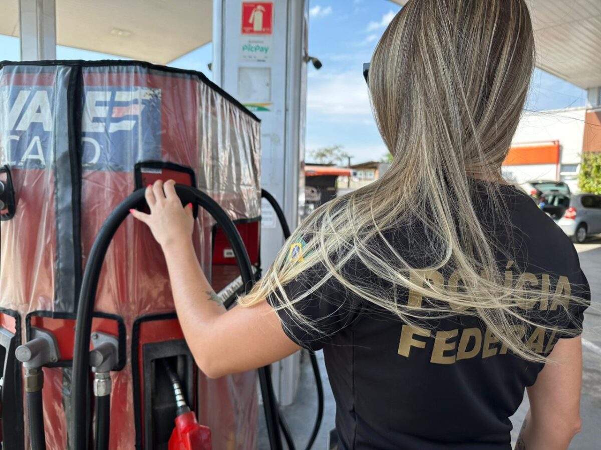 Policial Federal fiscaliza bombas de combustíveis durante operação Cartel Zero
