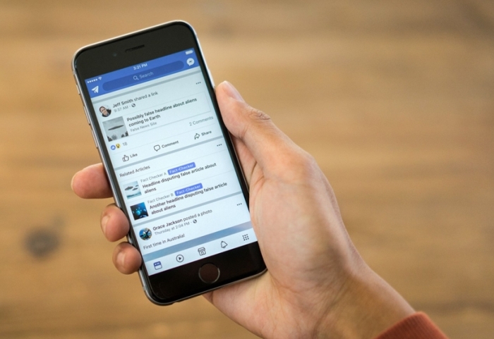 facebook-news-smartphone-700x481