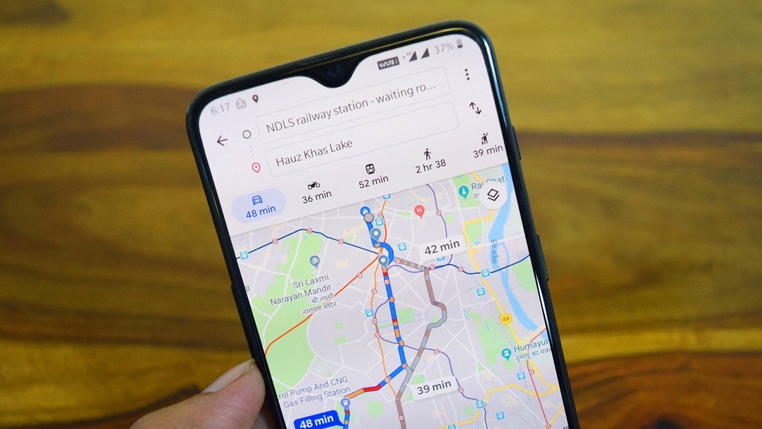 Tela de smartphone exibindo o aplicativo Google Maps com rotas e tempo de deslocamento.