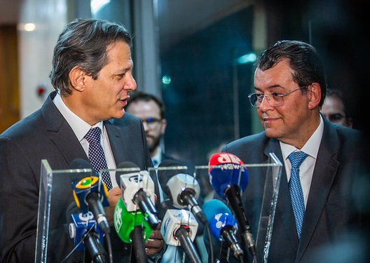 Ministro da Fazenda, Fernando Haddad, e o relator do projeto de regulamentação da PEC da Reforma Tributária, senador Eduardo Braga.