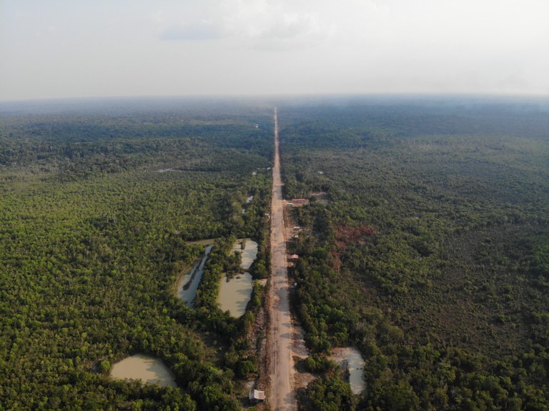Trecho central da rodovia BR-319, que liga Manaus a Porto Velho (RO)