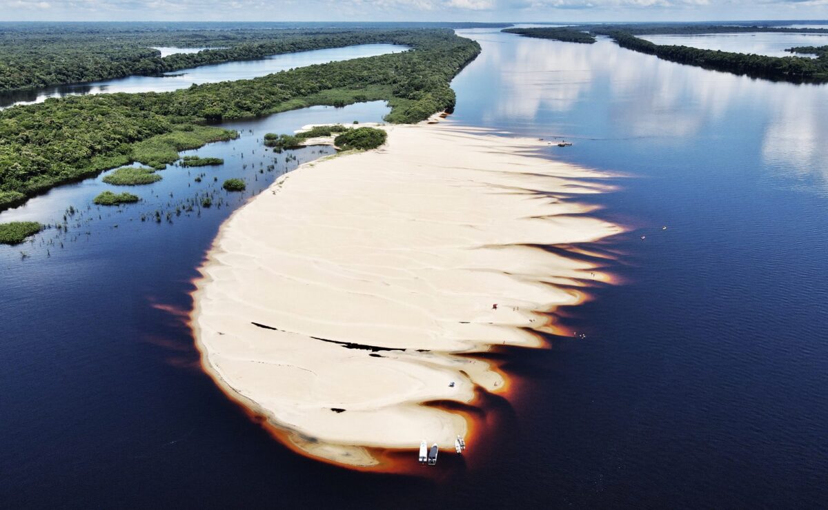 Praia no parque nacional de Anavilhanas, em Novo Airão, Amazonas