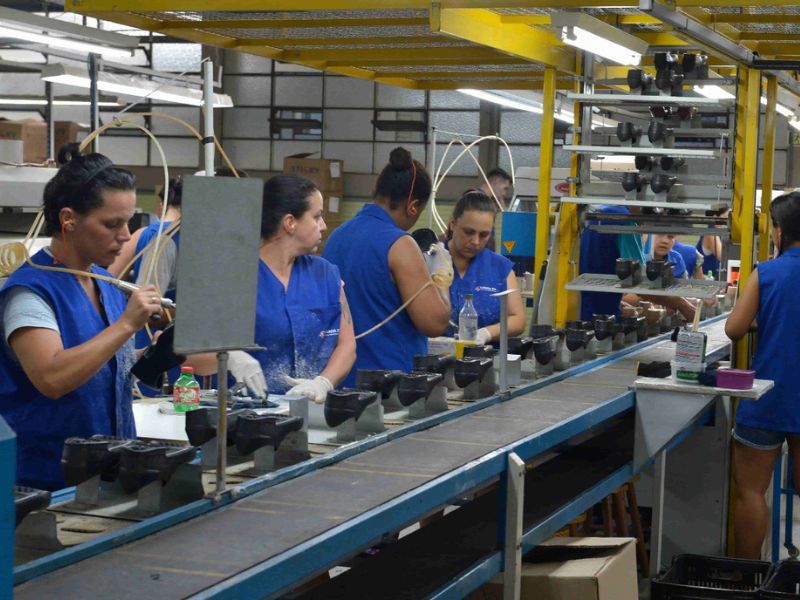 Produção industrial tem queda após três meses de crescimento.