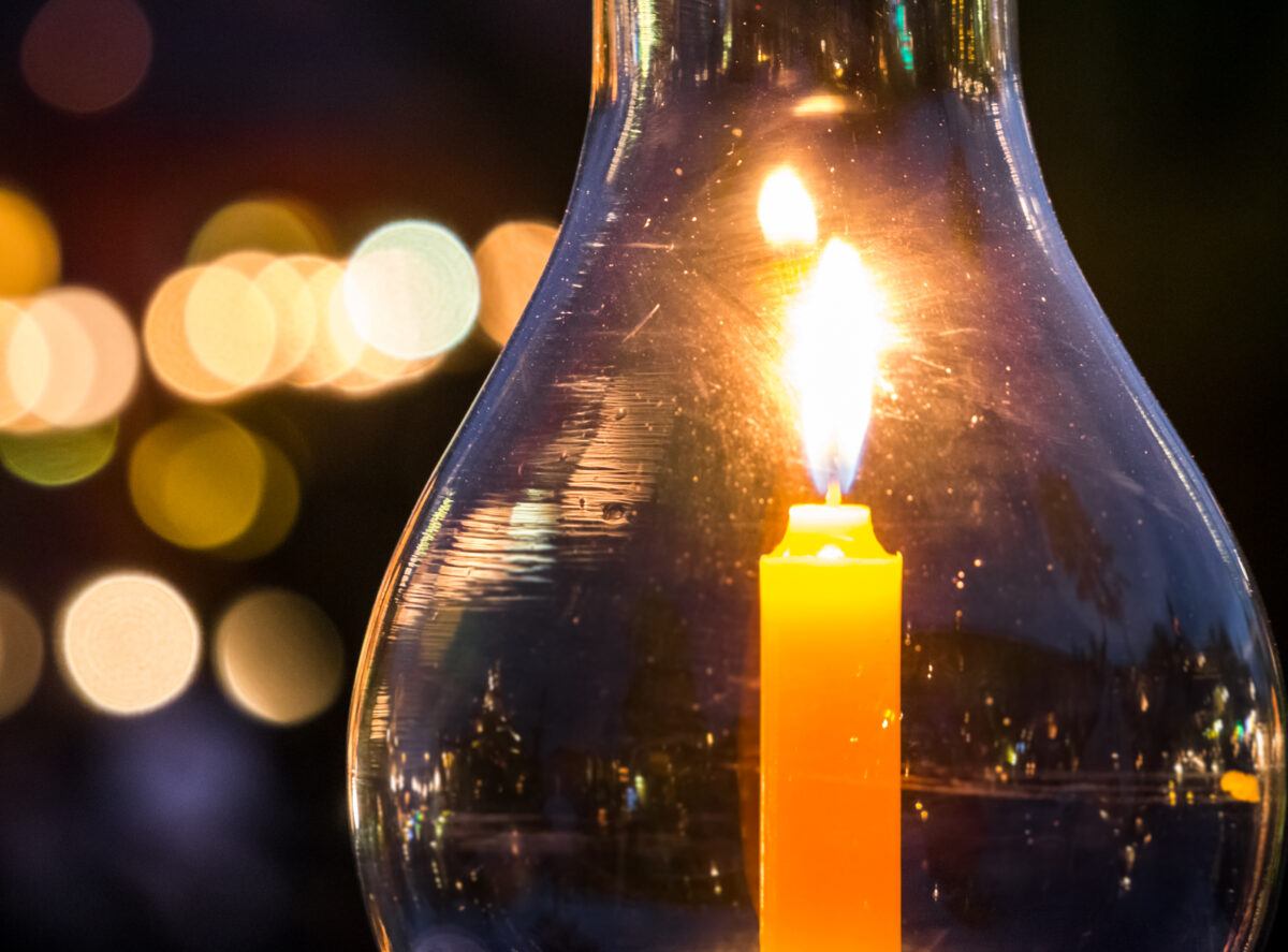 Imagem de uma vela dentro de uma lampâda