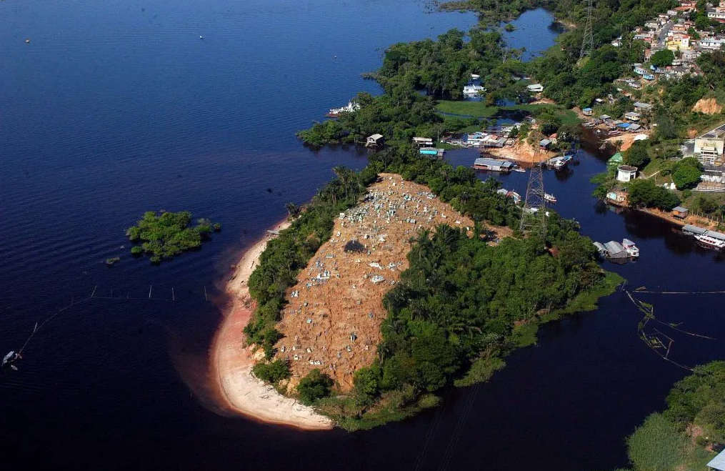Vista aérea do cemitério de Nossa Senhora da Conceição das Lages, em Manaus