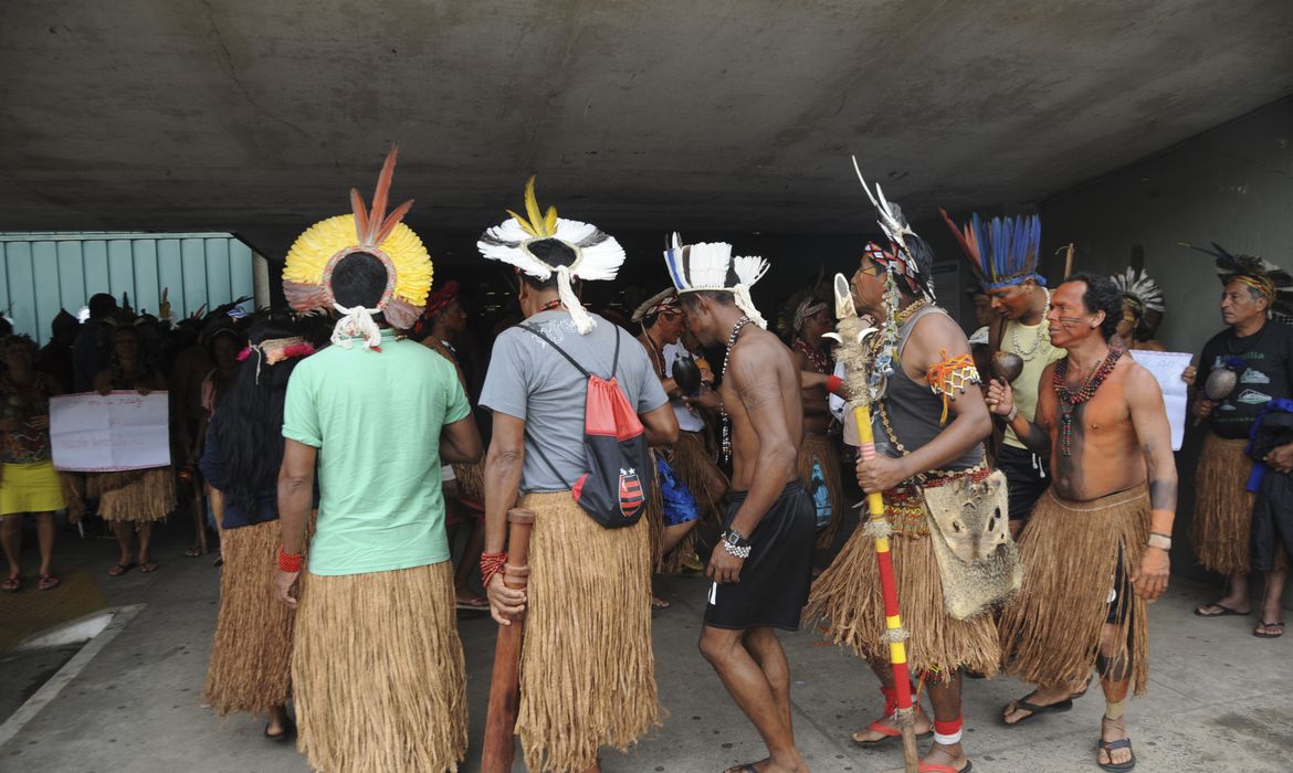 Indígenas dançam durante evento Diálogos da Amazônia