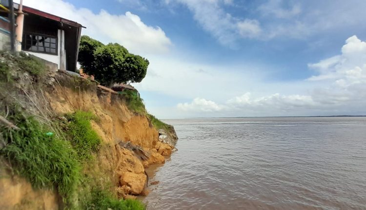 Vista da orla de Parintins e a erosão causada pelo rio Amazonas