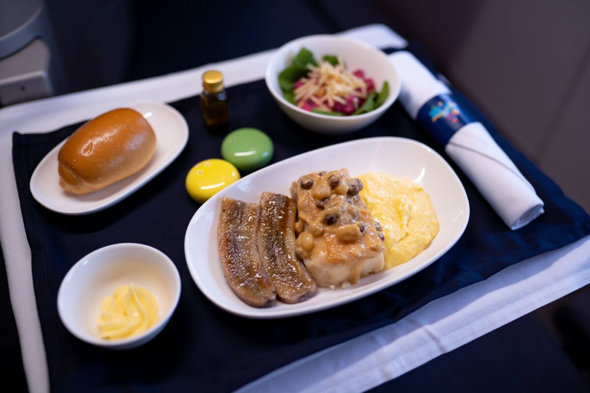Pirarucu com banana assada, prato de Claude Troisgros servido aos passageiros da Azul no voo São Paulo-Paris