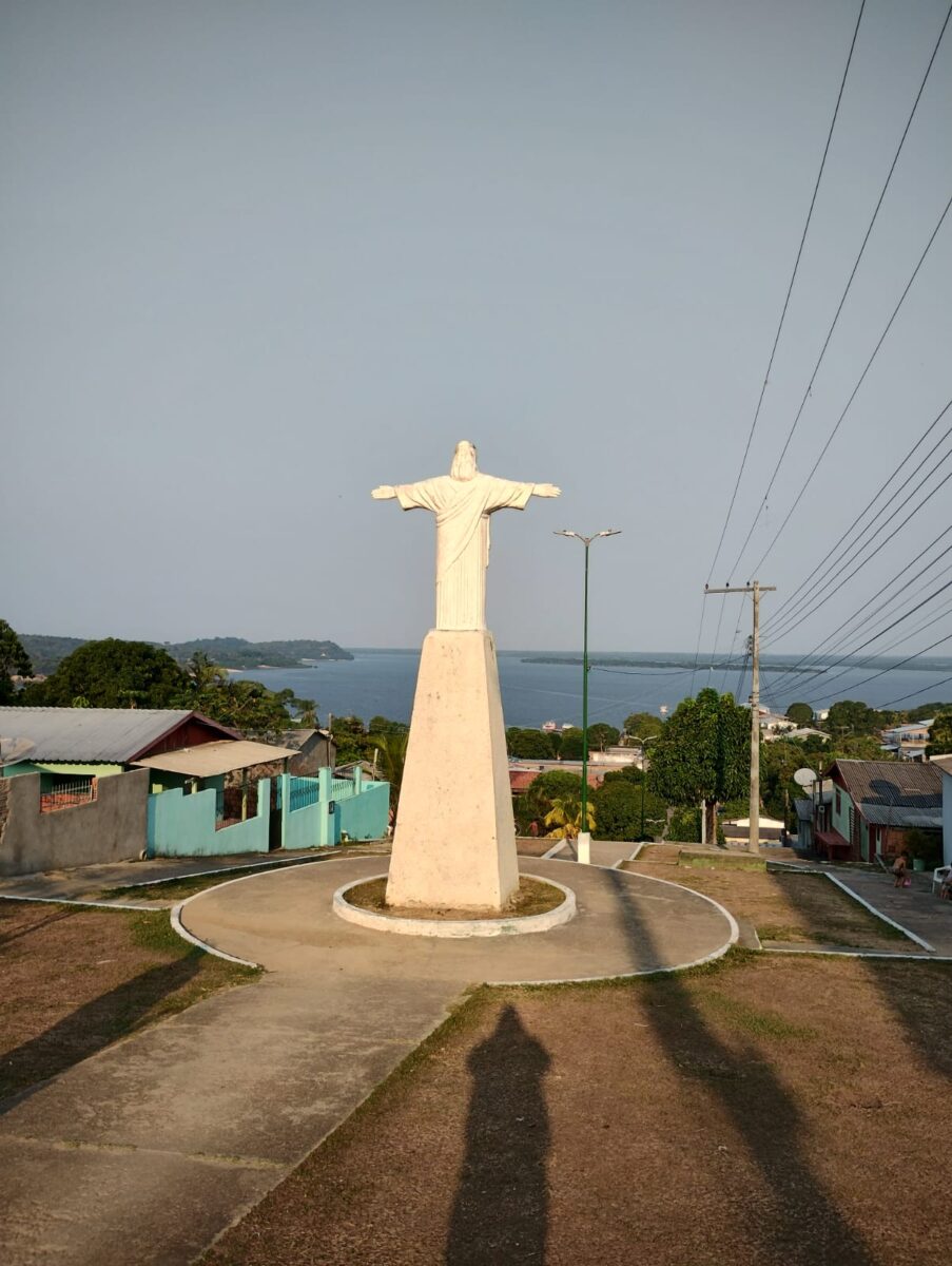 Cristo Redentor construído em colina do município de Silves