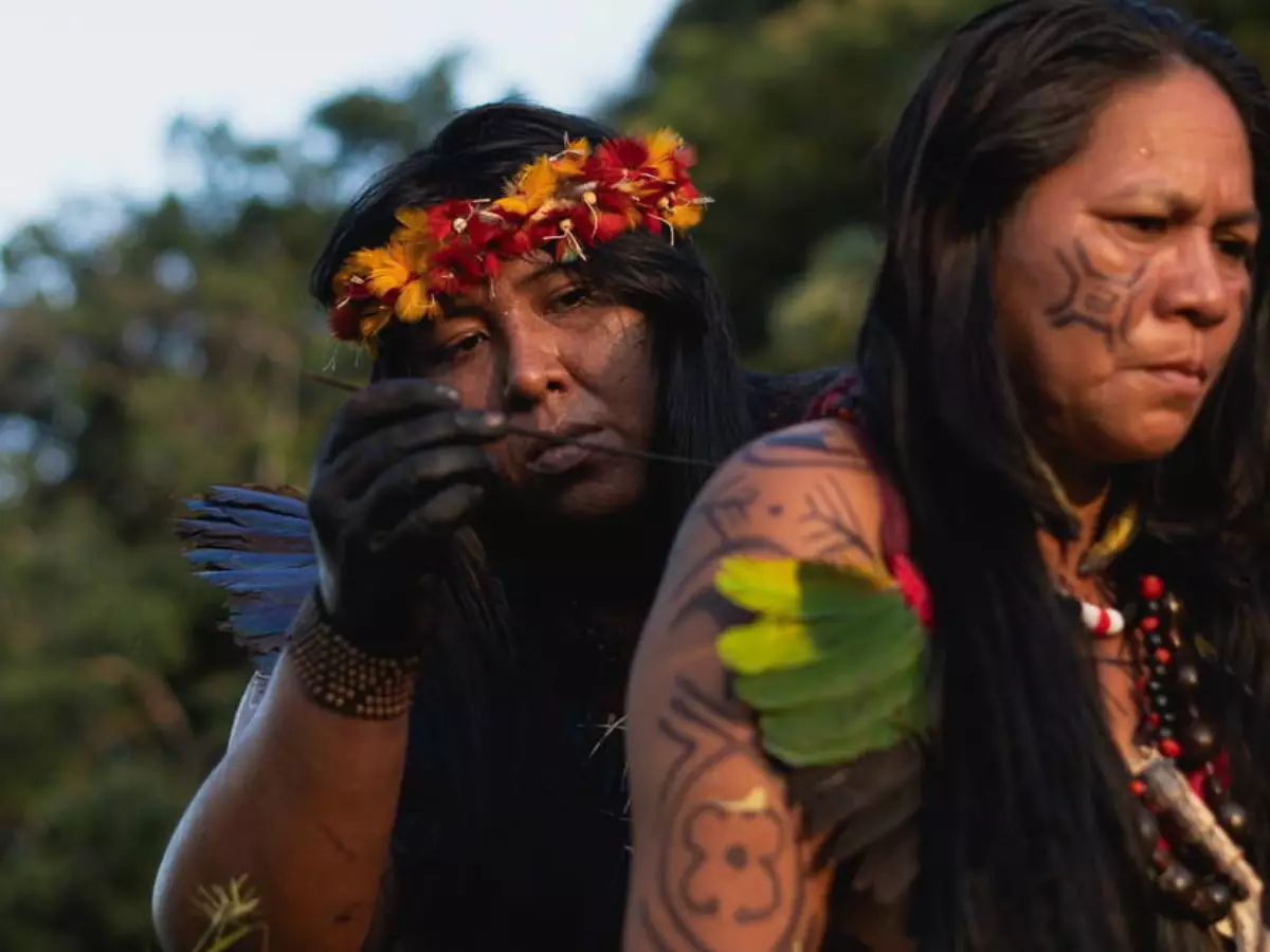 Artista Thais Kokama faz pintura corporal em modelo indígena