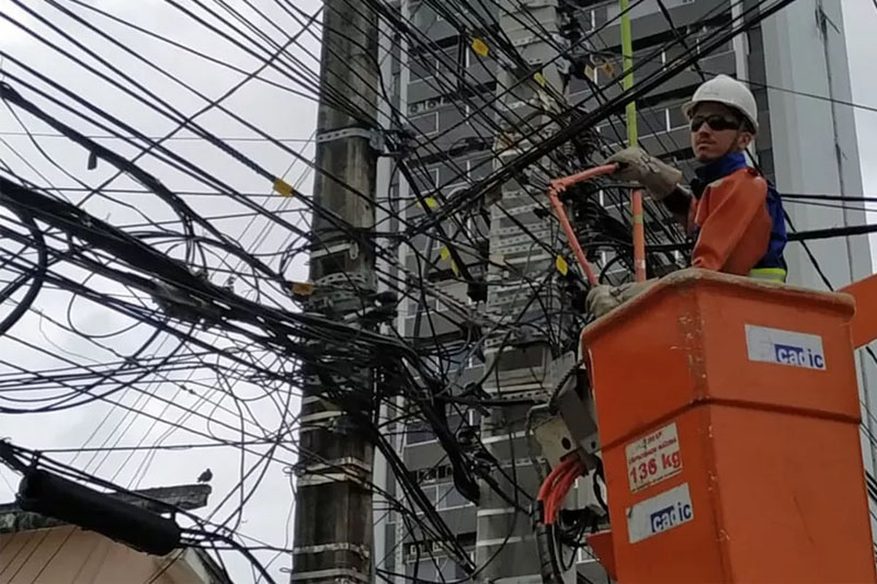 Poluição visual nos postes de Manaus