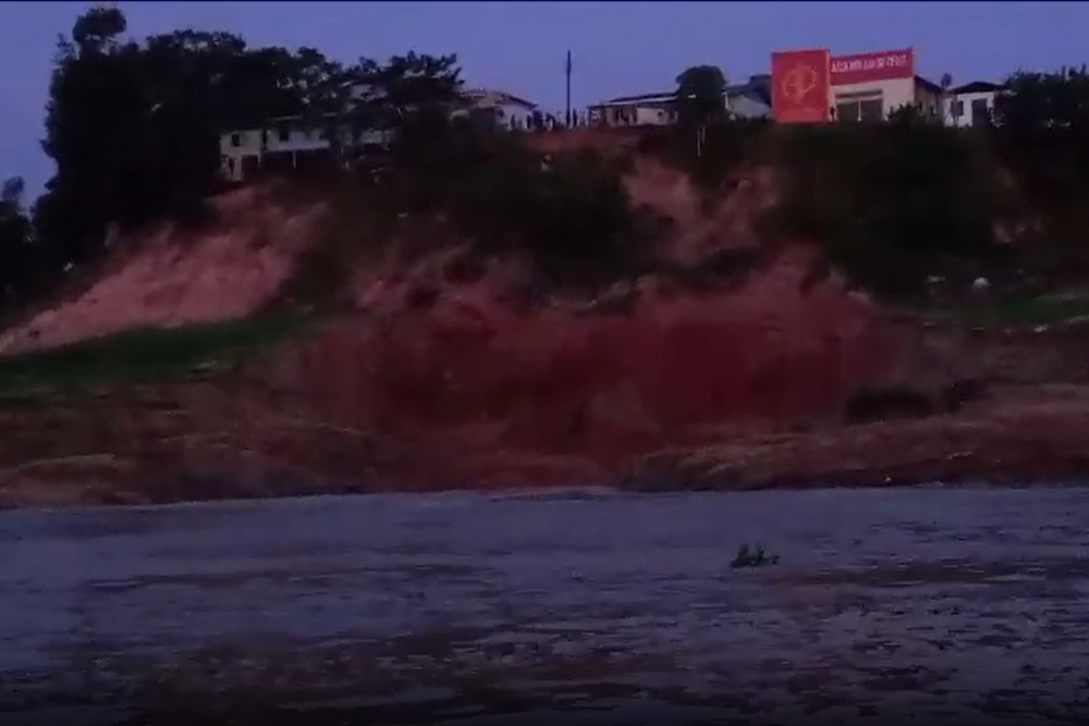 Frente da comunidade de Arumã, onde ocorreu um desbarrancamento neste sábado