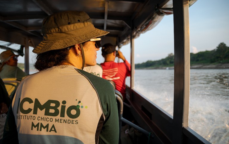 Equipe do ICMBio vai investigar a morte de mais de 100 botos em Tefé