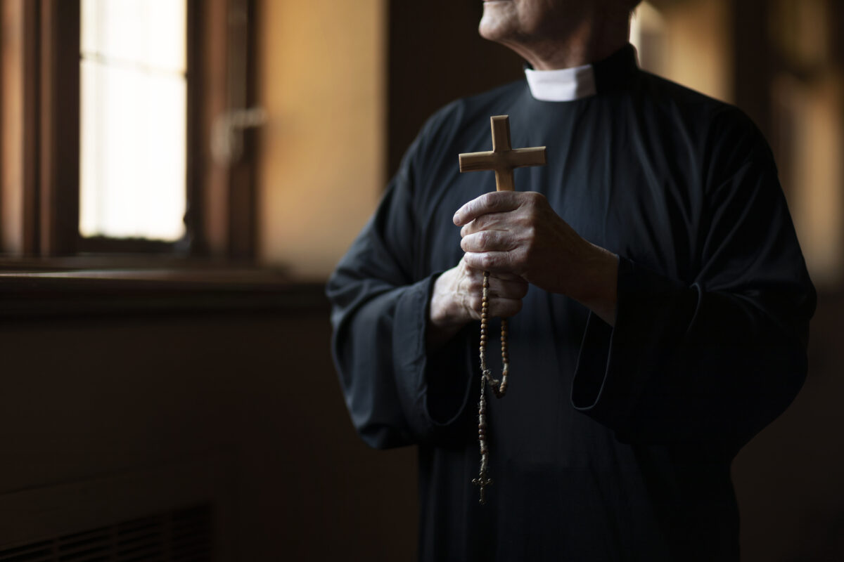 padre-rezando-na-igreja