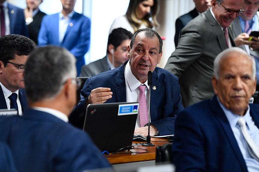 Senador Omar Aziz fala na Comissão de Assuntos Econômicos do Senado