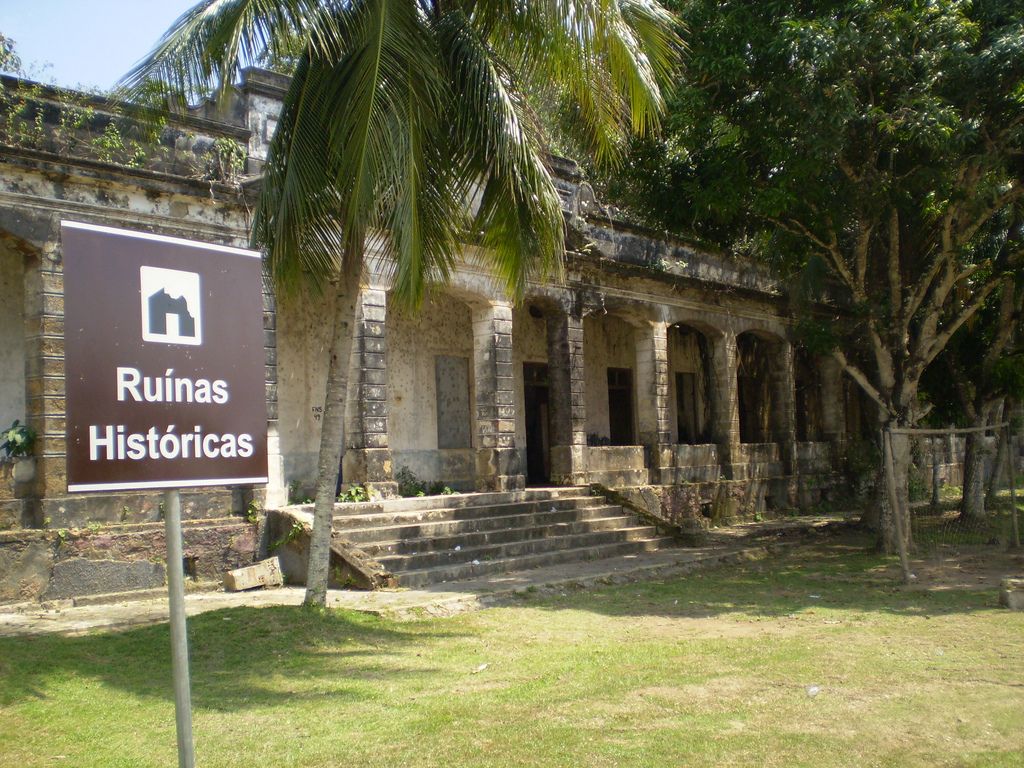 Ruinas do hospital que atendia pacientes com hanseníase na vila do Paricatuba
