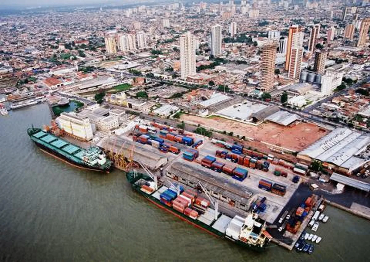 Navios no porto de Belém, no Pará