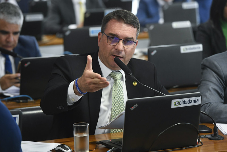 O senador Flávio Bolsonaro durante votação da PEC da reforma tributária na CCJ