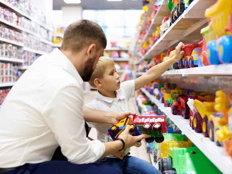 Consumidor busca produtos nas gôndolas de supermercados