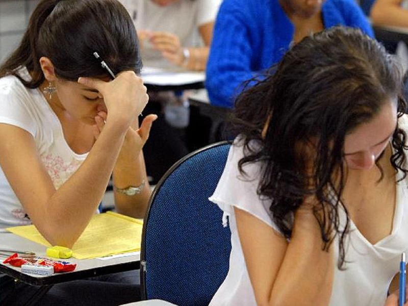 Alunos dazendo prova concurso