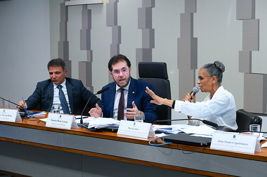 Senador Plínio Valério, presidente da CPI das Ongs, discute com a ministra do Meio Ambiente, Marina Silva,