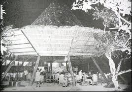 Foto do restaurante Palhoça, feito com madeira e telhado de palha, em Manaus