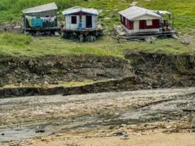 Casas em um leito de rio seco