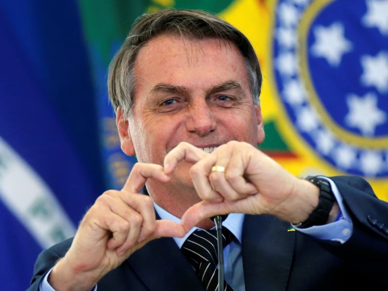 Veto de Bolsonaro em 2021 impede punir quem espalha fake news.