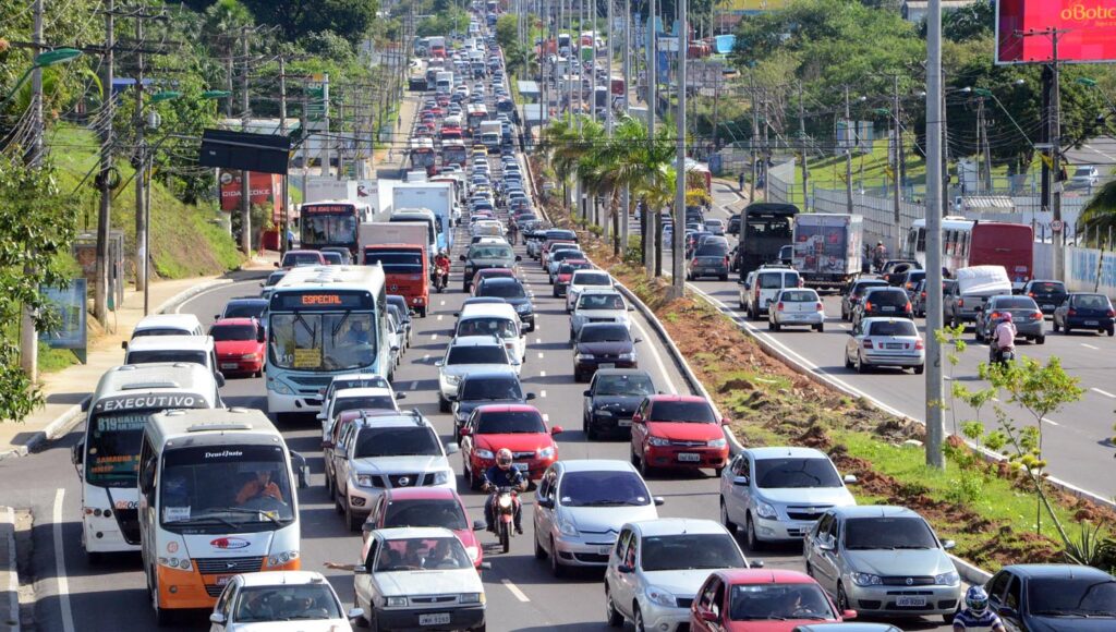 Buraco em via urbana de Manaus prejudica a mobilidade urbana e gera risco a motoristas e motociclistas.