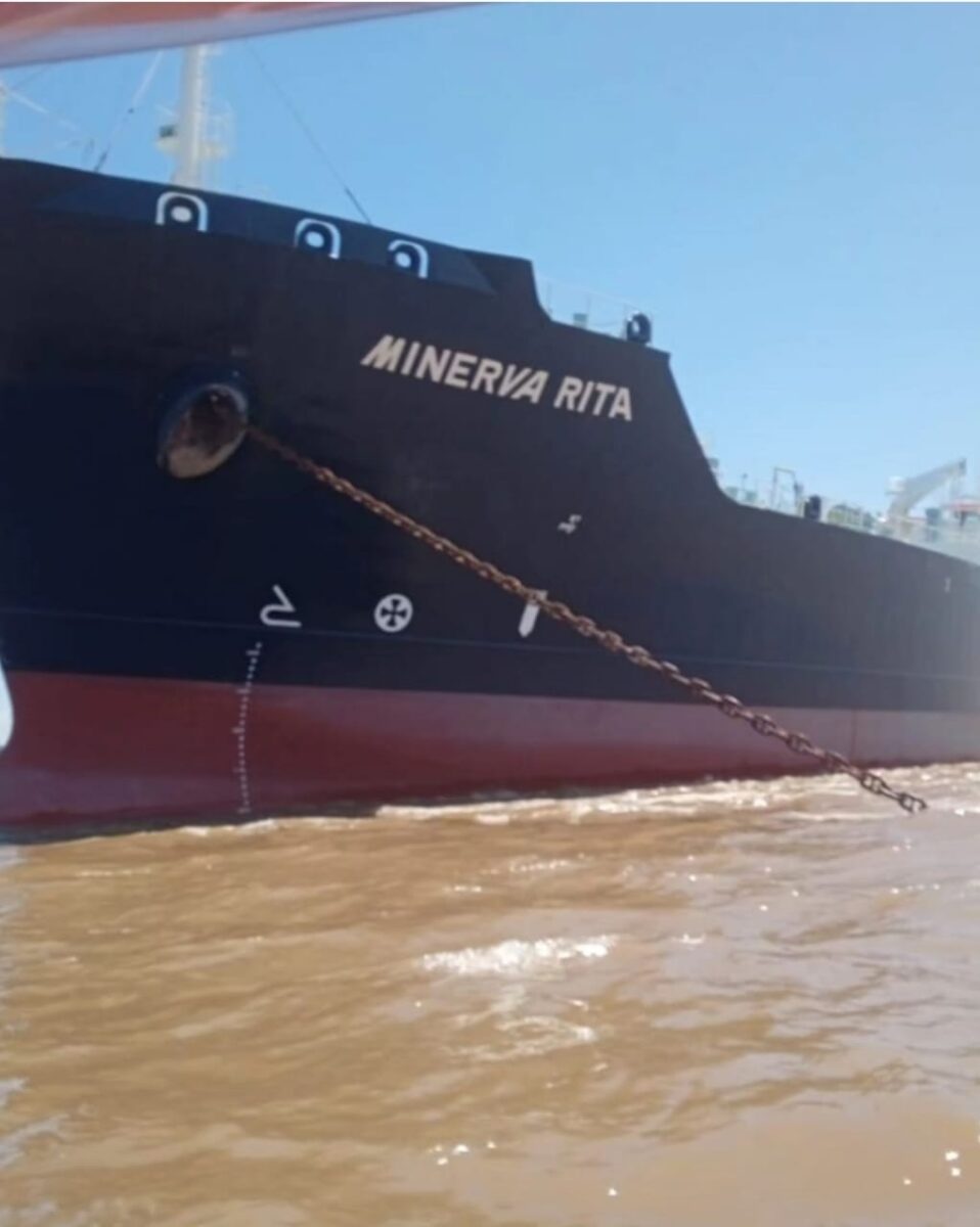 Navio Minerva Rita encalhado na Costa do Tabocal, no Amazonas